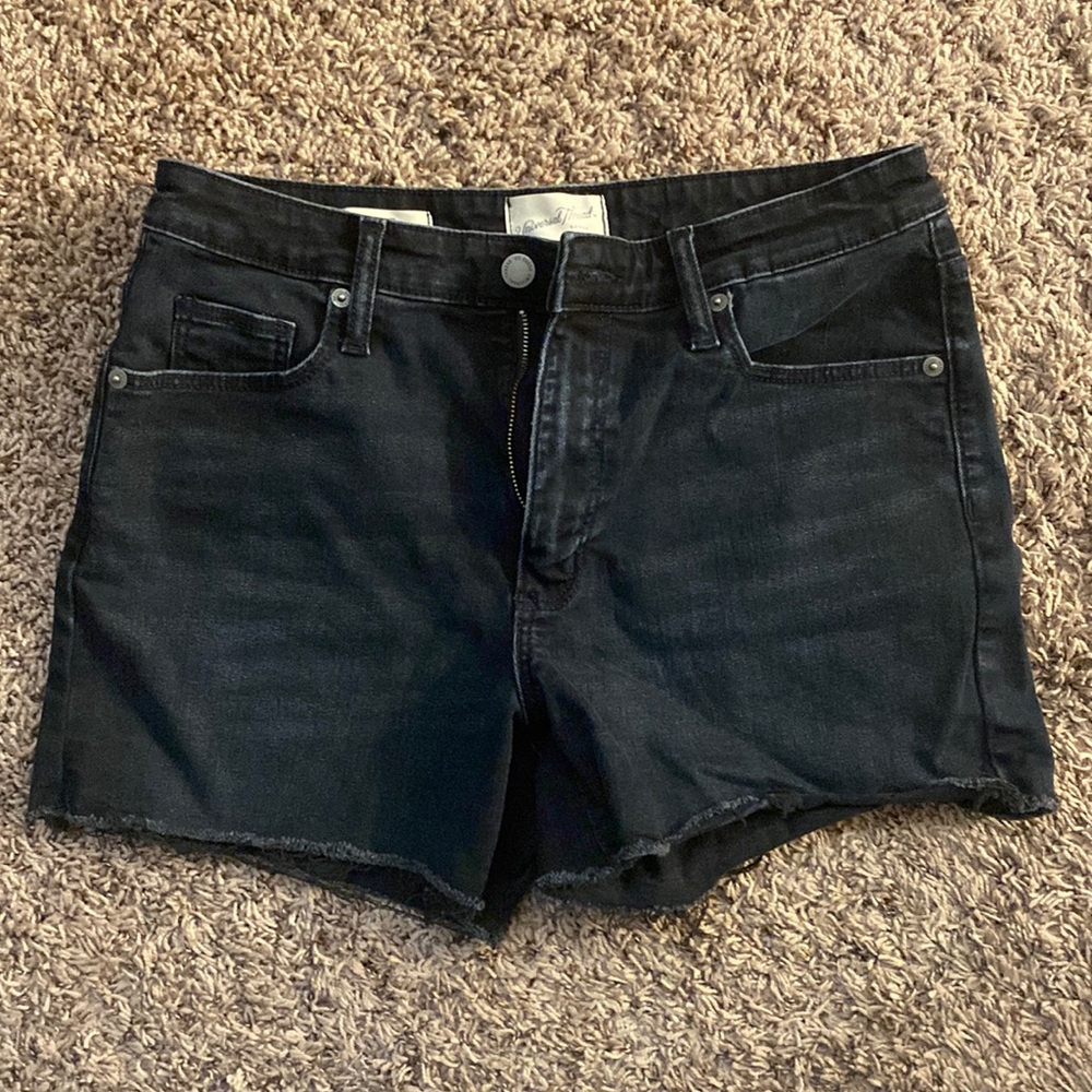 High Rise MIDI Universal Thread jean shorts. Women’s size 8 in black